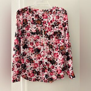 Candie’s Red Pink Floral Print V-Neck Top. Size Medium.